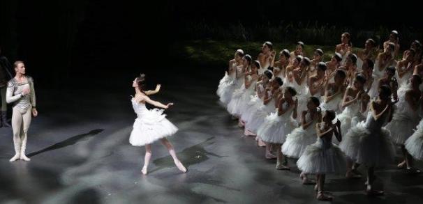 Nicoletta Manni Timofej Andrijashenko e il corpo di ballo ph Brescia e Amisano Teatro alla Scala